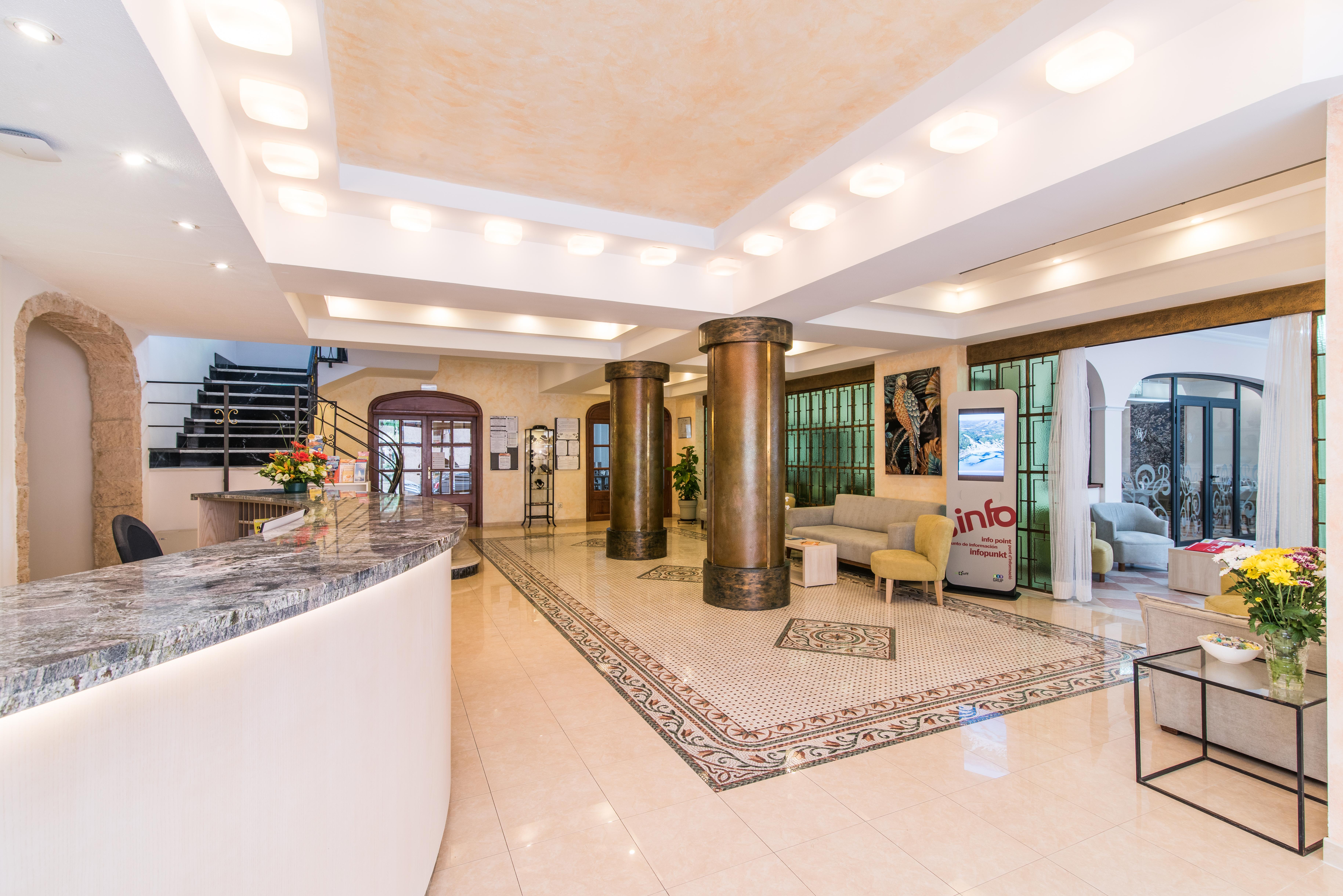 Hotel Baviera Cala Ratjada  Exterior photo